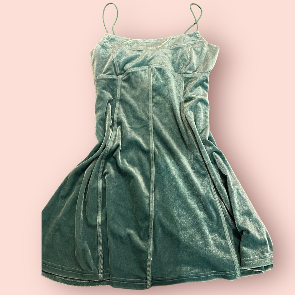 DRESS
Silky green glitter dress
Size:M